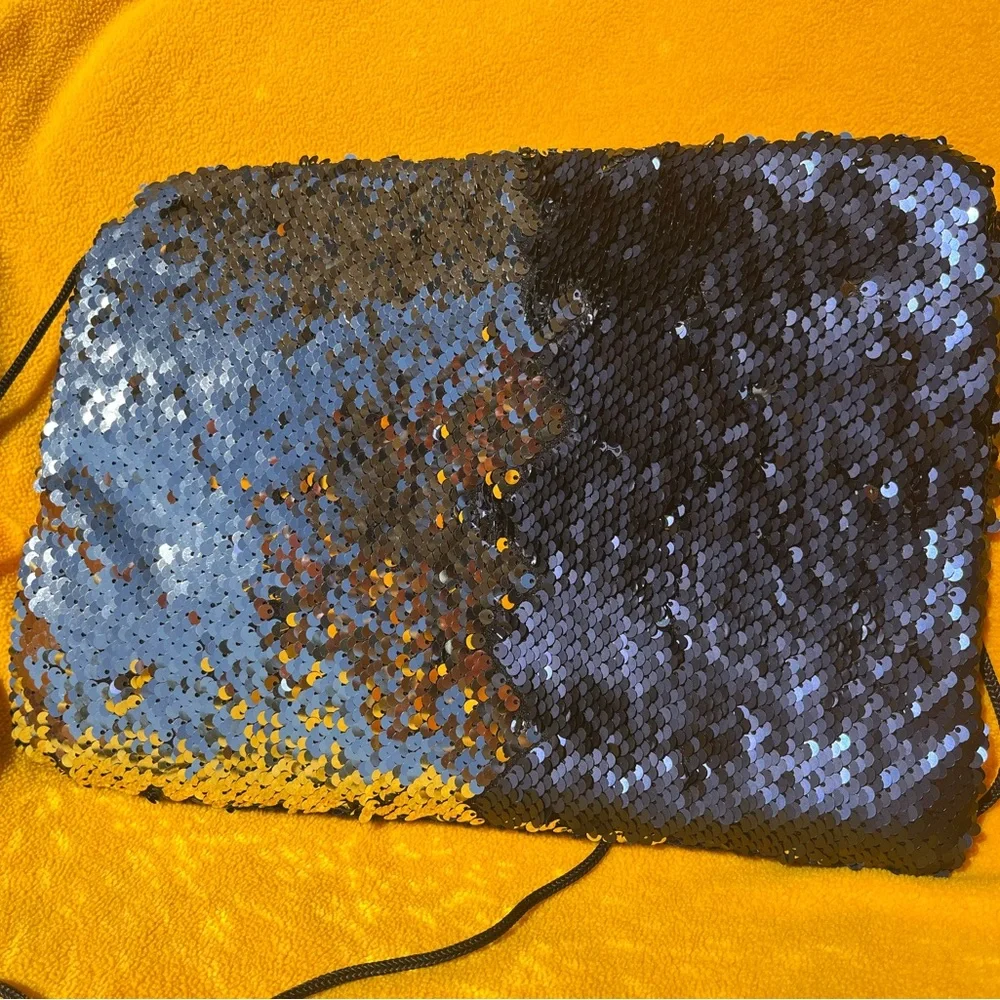 Sequin reversible silver & blue purse clutch tablet bag. Faux fur back, zipper.